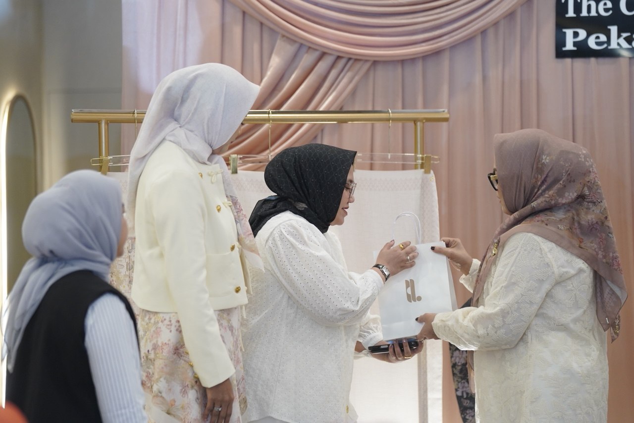Helai-Helai Warna Pekanbaru: Ketika Wastra dan Memori Kota Dilukis dalam Scarf
